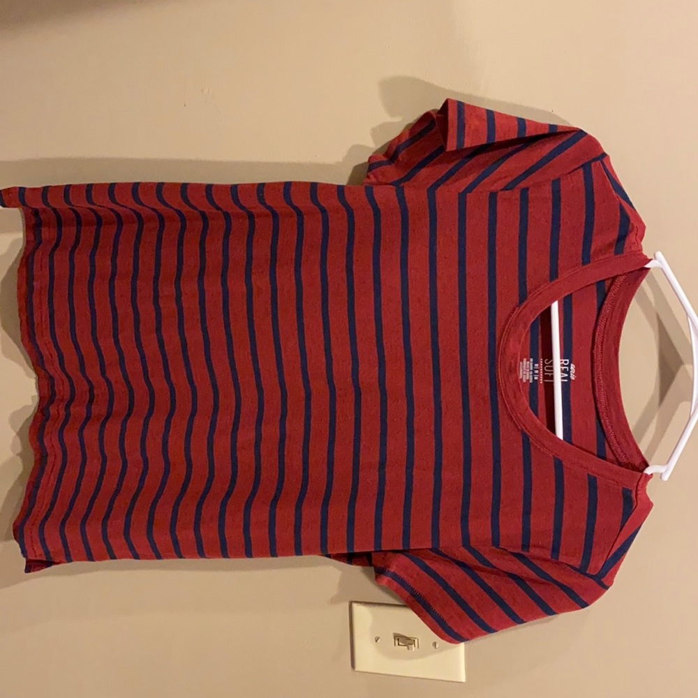 T-shirt with navy blue lines across